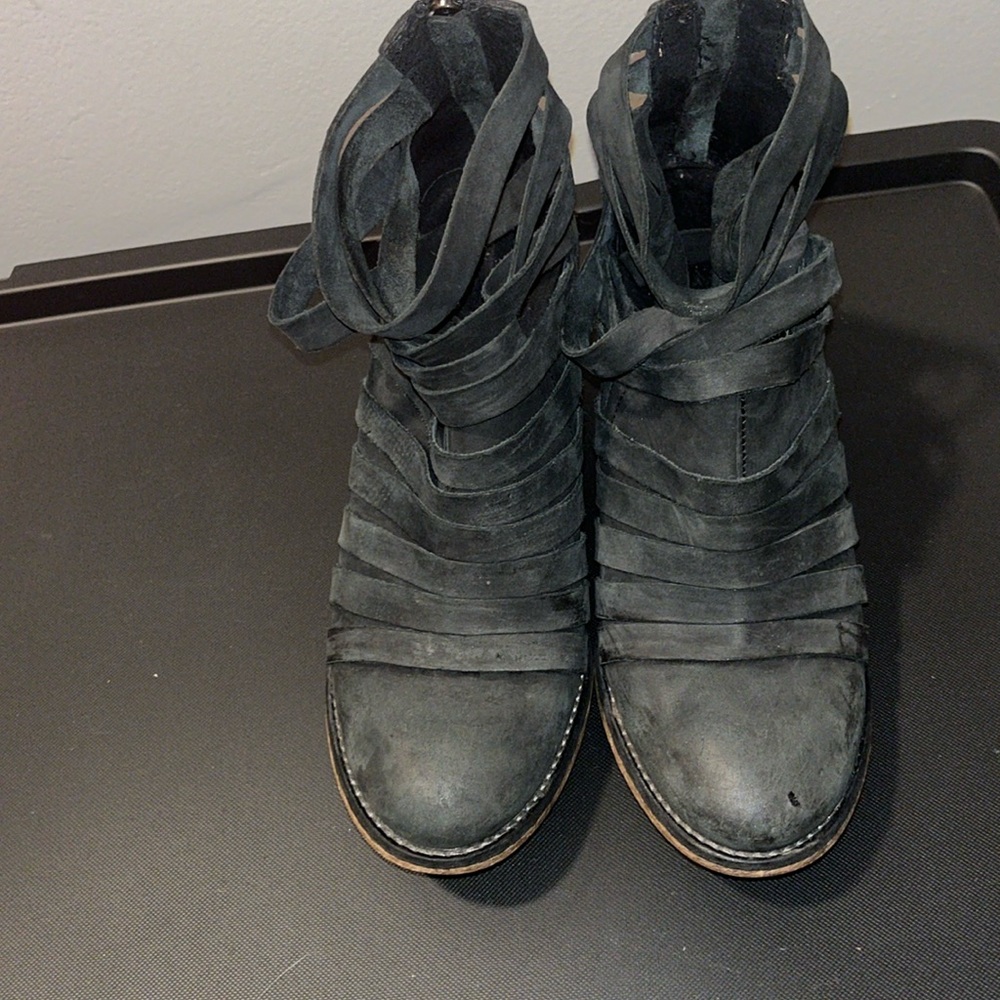 Free People black strappy boots size 37 EUC do show signs of ware.
